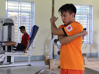 Hậu vệ tuyển Việt Nam lo lắng vì tăng cân sau phẫu thuật