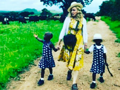 Madonna tiết lộ ảnh hai con gái sinh đôi vừa nhận nuôi