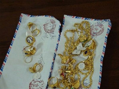 Mợ cạy gạch khoắng sạch vàng cháu giấu dưới nền nhà