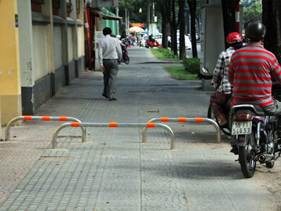 TPHCM lắp barie vỉa hè ngăn xe máy "tranh đường" người đi bộ