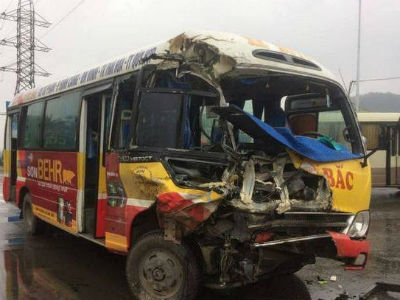 Xe buýt và xe tải đấu đầu, 40 hành khách thoát chết trong gang tấc