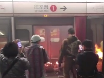 Bom xăng nổ trên tàu điện ở Hong Kong, 15 người bị thương