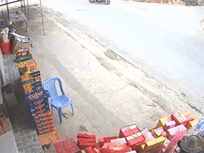 Video: Tông trúng xe chạy ngược chiều, người phụ nữ ngã ra đường và suýt bị chiếc xe khác chèn qua người