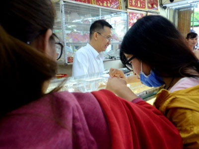 Giá vàng "lao dốc"