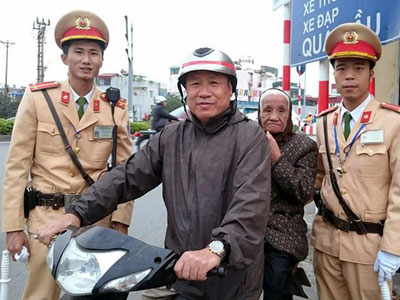 Hà Nội: CSGT giúp đỡ cụ già lẫn trí và cháu bé đi lạc