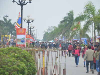 Lập hàng rào sắt, siết chặt an ninh trước giờ khai ấn đền Trần