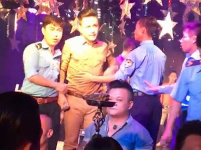 Phản ứng khác nhau của sao Việt khi bị khán giả "tấn công"