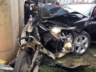 Xe Camry đâm nát xe máy dưới trụ đường sắt trên cao