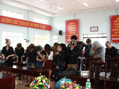 28 nam nữ thuê phòng Karaoke chơi ma túy tập thể