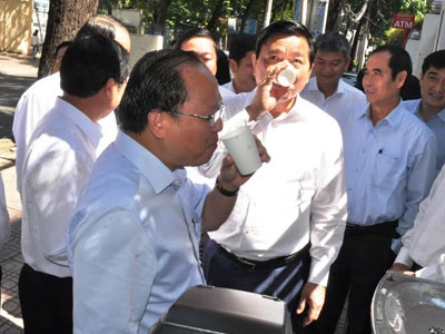 Bí thư Thăng uống nước ngay tại vòi nước công cộng