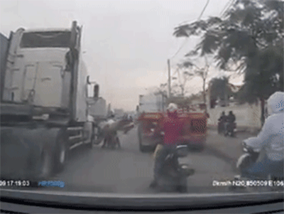 Video: Chở hàng cồng kềnh quệt vào container, người phụ nữ suýt bị cuốn vào gầm xe