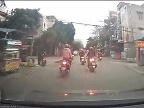 Video: Phóng nhanh không làm chủ tốc độ, người phụ nữ gây tai nạn ngã văng ra đường