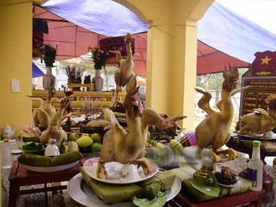Độc đáo thế "gà bay" trên cỗ cúng rằm tháng Giêng