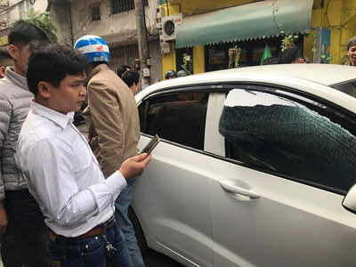 Hà Nội: Nổ bóng bay trong xe ôtô làm vỡ tung cửa kính