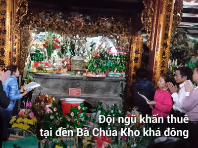Khấn thuê đòi tiền mừng tuổi ở đền Bà Chúa Kho