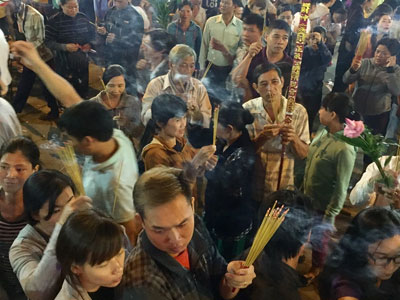 Trắng đêm dâng lễ chùa Bà ngày rằm tháng Giêng