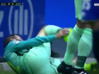 Cầu thủ Barca bị đạp gãy cổ chân