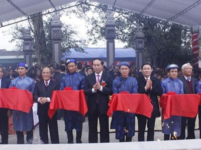 Chủ tịch nước cắt băng khánh thành đền thờ Mai Hắc Đế