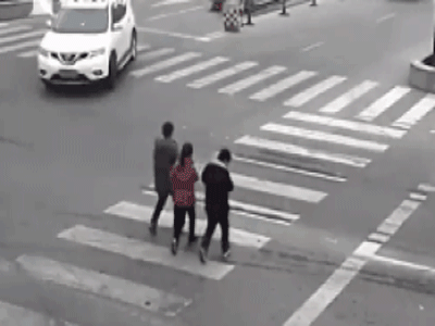 Clip gây sốc: Nữ tài xế đã 8 lần gây tai nạn đâm trúng 2 đứa trẻ rồi bỏ đi