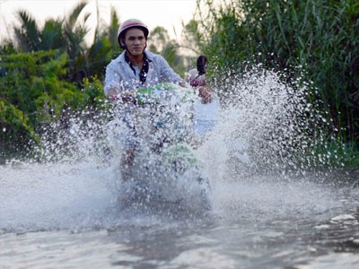 Người dân TP.HCM lại dầm mình lội triều cường