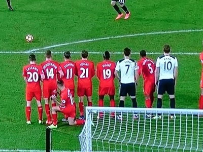 Sao Liverpool dùng chiêu lạ dựng hàng rào chống đá phạt