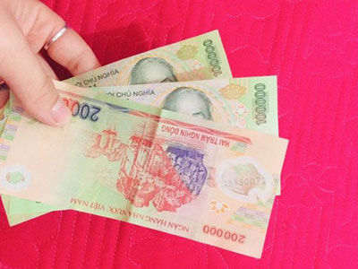 Chồng lương 5 triệu/tháng, công ty lì xì bao nhiêu tặng hết cho vợ làm quà Valentine