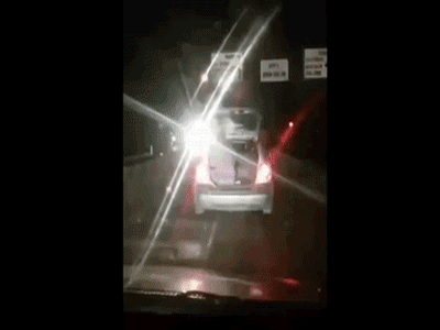 Video: Taxi chở 2 người trong cốp xe lưu thông trên đường