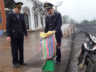 Đối tượng vận chuyển thuốc nổ bỏ xe và tang vật chạy trốn khi bị kiểm tra