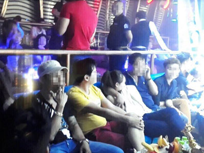 Hơn 200 khách chơi nhốn nháo khi cảnh sát kiểm tra quán bar