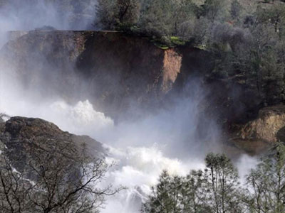 Lo vỡ đập, dân California sơ tán khẩn