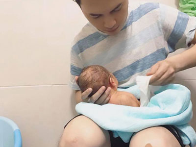 Nam Cường bị khán giả phàn nàn khi đeo nhẫn tắm cho con