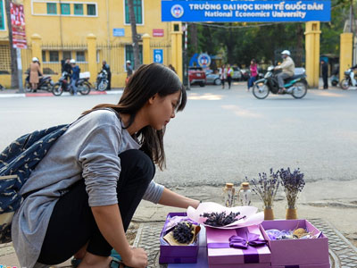 Quà Valentine bày đầy đường phục vụ giới trẻ