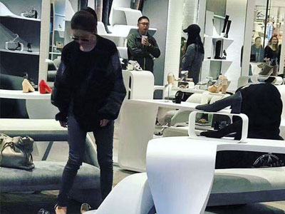 Rain kiên nhẫn chờ Kim Tae Hee thử giày