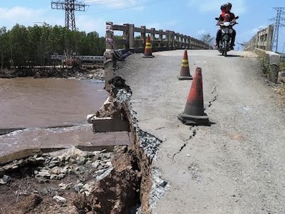 Triều cường lên cao uy hiếp ven biển miền Tây