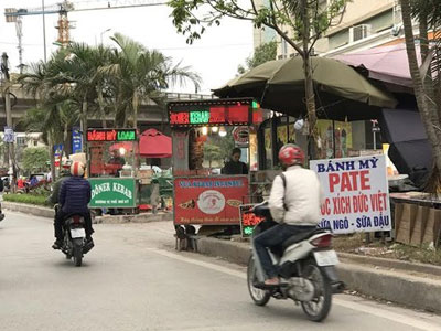 Xe đẩy bánh mì vỉa hè: Bán đều quanh năm, thu đủ tiền tỷ