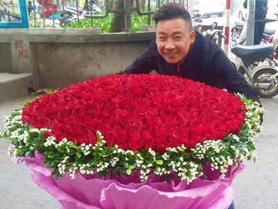 Chàng trai thuê xe chở bó hoa 1000 bông hồng tặng người yêu ngày Valentine