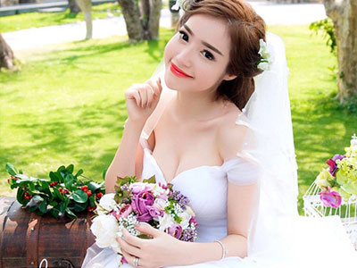 Elly Trần mặc soiree cúp ngực gợi cảm, chuẩn bị cưới chồng?