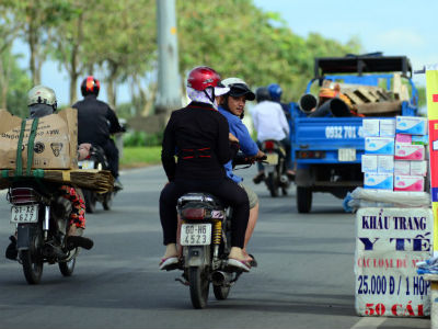 Mang khẩu trang không đúng cách, dễ bội nhiễm