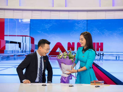 Minh Hương khiến đồng nghiệp bối rối khi tặng quà Valentine