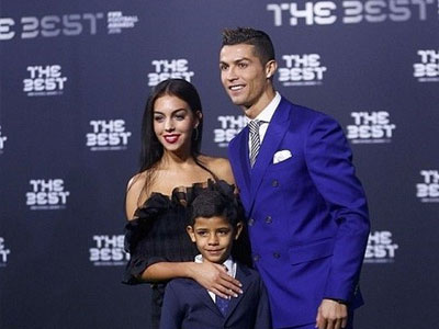Ronaldo đến với Georgina Rodriguez vì bị phụ tình