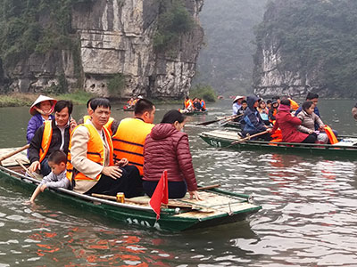 Bất chấp nguy hiểm, người lớn, trẻ nhỏ không mặc áo phao khi qua sông ở KDL Tràng An