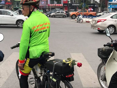 Bức ảnh "chở một nhành hoa" gây sốt ngày lễ Tình nhân