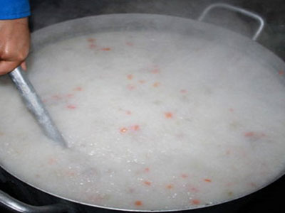 Ngã vào nồi cháo, bé trai 19 tháng tử vong