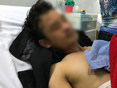 Người bị đâm sau khi đưa cô gái vào viện: "Chưa hỏi đầu đuôi họ đã rút dao đâm vì tưởng tôi gây tai nạn"