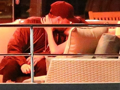 Selena Gomez khóa môi, âu yếm The Weeknd trên du thuyền