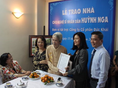 Trao tặng căn nhà hơn hai tỉ cho NSND Huỳnh Nga