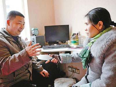 Người chồng 8 năm trời dắt vợ mất trí tới cơ quan