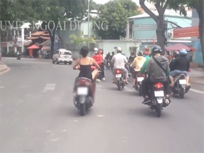 Sốc với màn phóng xe máy như điên, co chân lạng lách mặc kệ bị lộ nội y của cô gái trẻ