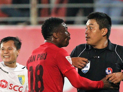 Trọng tài V.League bị uy hiếp ở Lạch Tray