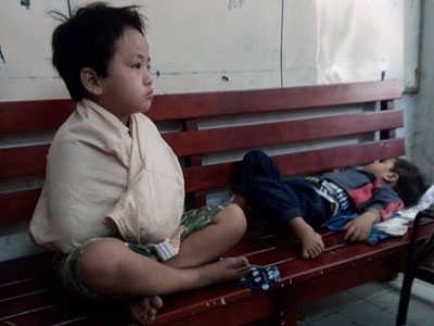 Bị bỏ rơi, hai bé trai 3 và 5 tuổi xách bịch đồ lang thang tìm bố mẹ lúc nửa đêm